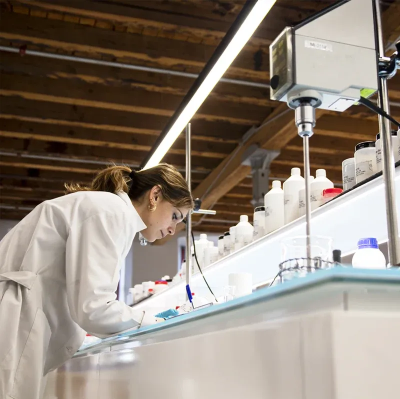 Donna in laboratorio
